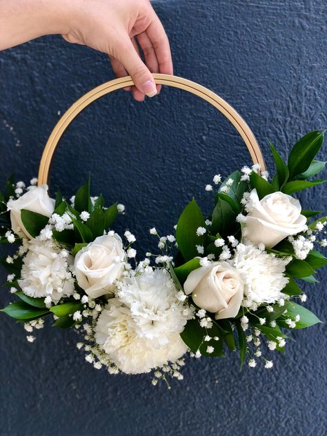 Ring Flower Arrangement, Bridemaids Flowers Bouquet White, Bridemaid Flowers, Ring Bouquet, Simple Wedding Bouquets, Homemade Wedding Favors, Tropical Floral Arrangements, First Communion Decorations, White Flower Bouquet