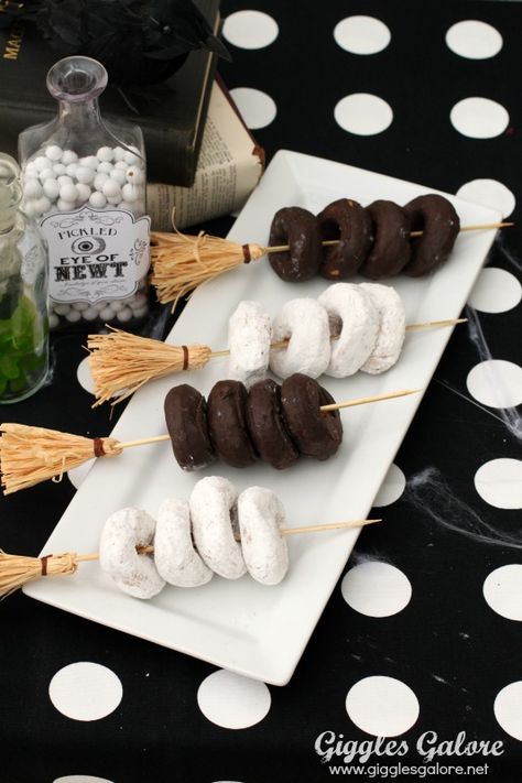 Simple Halloween Food, Spooky Halloween Party Ideas, Halloween Shower Ideas, Halloween Party Ideas For Kids, October Baby Showers, Recetas Halloween, Halloween Gender Reveal, Hocus Pocus Party, Halloween Breakfast