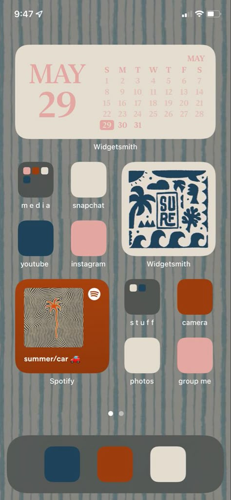 Iphone Home Screen Layout 2023, Aesthetic Iphone Icon Ideas, Ios Theme Summer, Ios 16 Wallpaper Ideas Summer, Colorful Home Screen Layout, Cute Homescreen Wallpaper Iphone, Summer Phone Organization, Vintage Homescreen Layout, Iphone Asethic Layout