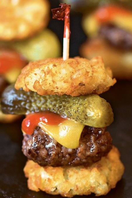 Mini Tator Tot Cheeseburger, Mini Tator Tot Sliders, Mini Hamburger Appetizers, Tot Sliders, Afternoon Appetizers, Slider Appetizers, Mini Burger Bites, Finger Foods Appetizers, Sweet Potato Sliders