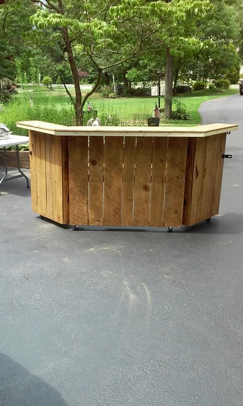 Folding bar made out of pallets Outside Pallet Bar, Pallet Drink Station, Bars Made Out Of Pallets, Diy Outside Bar, Diy Folding Bar, Folding Bar, Diy Portable Bar, Bar Pallet, Portable Bar Ideas