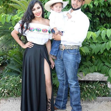 M I R I A Ｍ •ＹV E T T E (@miriamyvette) • Fotos y videos de Instagram Mexican Theme Party Outfit, Mexican Birthday Parties, Charro Quinceanera Dresses, Mexican Fiesta Party, Mexican Embroidered Dress, Mexican Birthday, Fiesta Theme Party, Mexican Party Theme, Fiesta Outfit