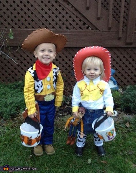 Toy Story Woody and Jessie - 2013 Halloween Costume Contest via @costumeworks Toy Story Woody And Jessie, Woody And Jessie Costumes, Jessie Halloween Costume, Brother Sister Halloween Costumes, Jessie Halloween, Disfraz Toy Story, Jessie Costume, Homemade Costumes For Kids, Sister Halloween Costumes