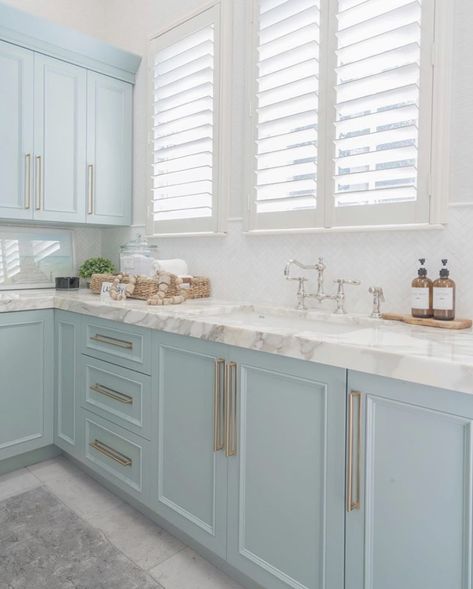 Pale Aqua Kitchen Cabinets, Light Blue Kitchen Ideas, Pastel Blue Kitchen, Kitchen Decorations Ideas, Decoration Ideas Kitchen, Beachy Kitchen, Light Blue Kitchens, Desain Pantry, Kitchen Decor Inspiration