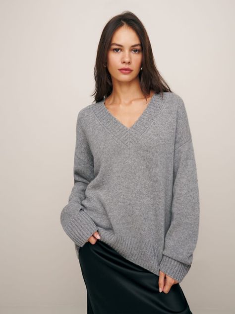 Jeans And Jumper Outfit, Jumper Outfits, Classic Fashion Looks, Jumper Outfit, Outfit Formulas, Cashmere Blend Sweater, Swimwear Dress, Fashion People, Silk Skirt