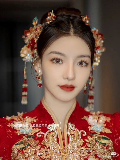 Cheongsam Hairstyle Modern, Chinese Bride Hairstyle, Chinese Wedding Hairstyles, Sangjit Hairstyle, Chinese Bridal Makeup, Cheongsam Hairstyle, Chinese Bride Makeup, Sangjit Hairdo, Chinese Prewedding