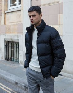 Puffy Jacket Outfit Men, Men Puffer Jacket Outfit, Black Down Jacket Outfit, Mens Puffer Jacket Outfit, Black Puffer Jacket Outfit Men, Buffer Jacket Outfit, Bogota Outfit, Menswear Photoshoot, Puffer Jacket Outfit Ideas