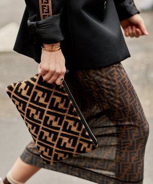 Fendi Print, Fendi Handbag, Beige Outfit, Fendi Logo, Suede Handbags, Printed Skirt, Photography Beauty, Handbag Heaven, Hailey Baldwin