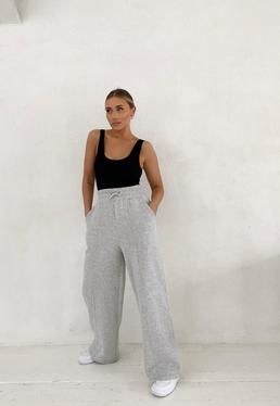 Grey Sweatpants Outfit Women, Sweatpants Outfit Women, Lounge Pants Outfit, Styling Sweatpants, Wide Leg Sweatpants Outfit, Jogger Outfit Casual, Jogger Pants Outfit Women, Straight Leg Sweatpants Outfit, Gray Sweatpants Outfit