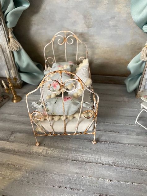 Wire Beds, Sigle Bed, Baroque Bed, French Daybed, Enchanted Fairy, Dollhouse Bed, Antique Dollhouse, Dollhouse Ideas, Dollhouse Miniatures Diy