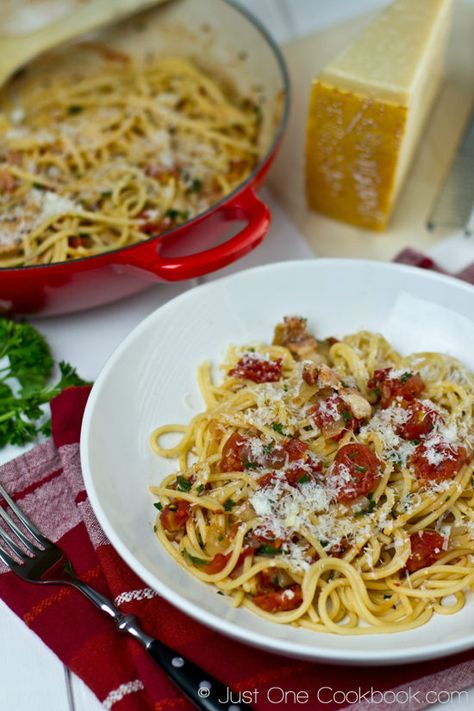 Tomato Bacon Pasta | Easy Japanese Recipes at JustOneCookbook.com Yummy Pasta Dinners, Bacon Tomato Pasta, Great Pasta Recipes, Quick Pasta Recipes, Asian Noodle Recipes, Easy Japanese Recipes, Pasta Noodle Recipe, Bacon Tomato, Bacon Pasta