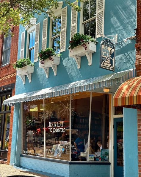 bookstore & the beach = the ideal day 🧚🏼📚🐚🏝️ Sunrise Surfing, Minimal Outfit Ideas, Outfit Ideas Simple, Vacation Photo Ideas, Simple Outfit Ideas, Bookstore Aesthetic, Vacation Outfit Ideas, Ideal Day, Vacation Photo