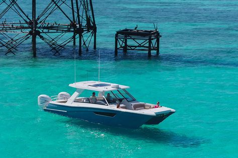 400DC-X Dual Console | World Cat Center Console Fishing Boats, Sport Yacht, Deck Boat, World Cat, Below Deck, Jetski, Sport Boats, Super Yachts, Boat Design