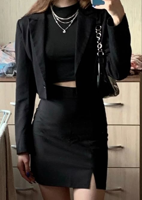 Black Pencil Skirt Outfit, Pencil Skirt Outfits Casual, Gymwear Outfits, Outfits Date, Date Night Looks, Pencil Skirt Outfits, Casual Chic Outfits, Chic Skirts, Miniskirt Outfits