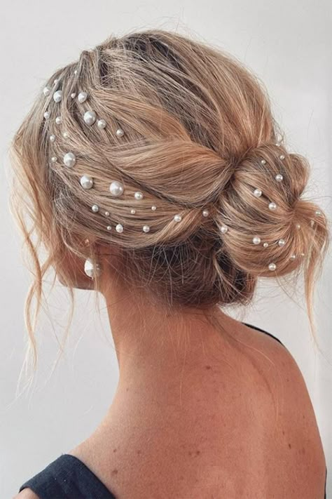 Bride Reception Outfit With Sneakers, Meghan Wedding, Buns Hairstyles, Wedding Curls, Bridesmaid Hairstyle, Peinados Fáciles Para Cabello Corto, Wedding Hair Inspiration, Colour Ideas, Bridesmaid Hairstyles