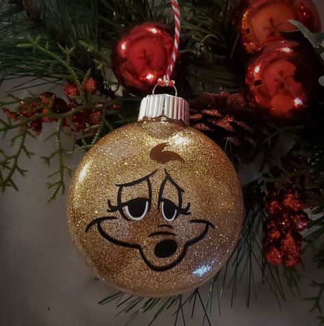 Polycrylic and glitter dish ornament, permanent vinyl detailing. Max Ornament Grinch, Max The Dog Grinch, Dog Ornaments Diy, Marvel Ornaments, Grinch Dog, Holiday Crafts Decorations, 30th Birthday Decorations, Personalized Gift Ideas, Dog Christmas Ornaments