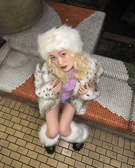 Fits For Cold Weather, White Fur Outfit, Boots Mini Skirt, Mini Skirt Jeans, Fur Outfit, Fur Leg Warmers, Skirt Jeans, Jacket Fur, Chinese Fashion