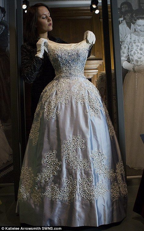 This dress was worn in 1962 for the King of Norway's visit Royal Wardrobe, Royal Gowns, Iconic Outfits, Fashion 1960s, Royal Clothing, Elisabeth Ii, Birthday Queen, Royal Dresses, Old Dresses