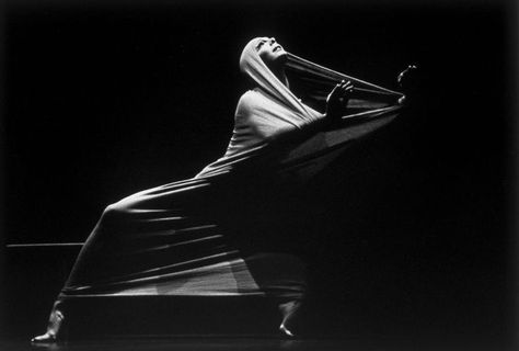 Martha Graham Lamentation, Modern Dance Photography, Modern Dans, Martha Graham, Ballet Russe, Theater Performance, Evil Clowns, Dance Movement, Film Inspiration