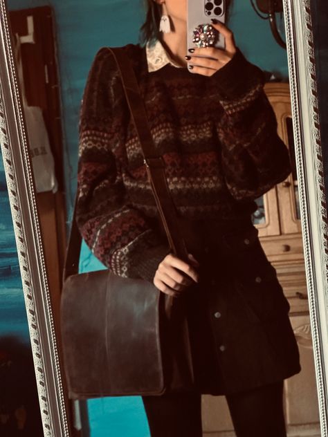 Moony Sweaters Aesthetic, Remus Lupin Style Clothes, Fem Remus Lupin Outfits, Remus Lupin Girl Aesthetic, Fem Remus Lupin Aesthetic, Remus Lupin Outfit Aesthetic Women, Remus Lupin Clothes, Remus Sweater, Fem Remus Lupin