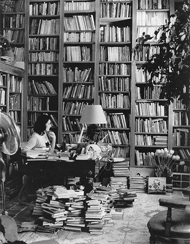 Library Diy Ideas, Author Life Aesthetic, Writing Room Aesthetic, 1940s Library, Best Selling Author Aesthetic, Female Writer Aesthetic, Published Author Aesthetic, Writing Space Inspiration, Desk With Books