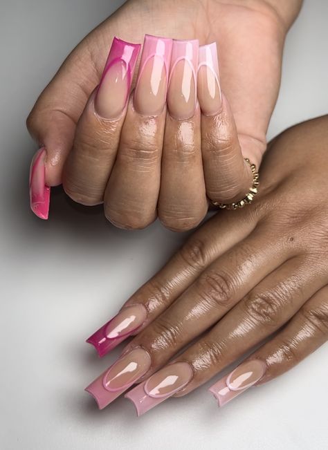 Ombre Nails With French Outline, Pink Ombré Nails With Design, Pink Gradient French Tip Nails, Pink Nails Gradient, Pink Ombré French Nails, French Outline Acrylic Nails, Pink Ombre French Nails, Pink French Ombre Nails, Pink Ombre French Tip Nails