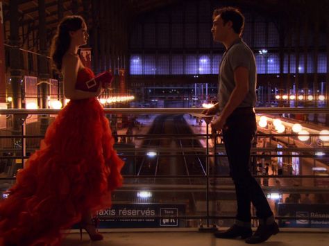 Chuck Bass and Blair Waldorf in red dress Gossip Girl in Paris! Season 1 Friends, Chuck Bass And Blair Waldorf, Chuck Et Blair, Margaret Colin, Chuck E Blair, Chuck Y Blair, Mode Gossip Girl, Estilo Gossip Girl, Georgina Sparks