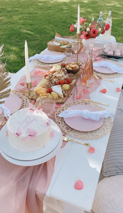 Beach Picnic Party, Picnic Party Decorations, Picnic Birthday Party, Pastel Birthday, Birthday Goals, Picnic Inspiration, Backyard Birthday, Picnic Decorations, Picnic Birthday