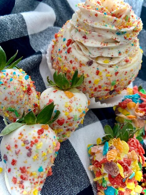 Gourmet Candy Apples Recipes, Caramel Covered Strawberries, Dipped Strawberry Ideas, Cheesecake Stuffed Apples, Fruit Pebbles, Candy Strawberries, Fruity Pebble Cheesecake, Deviled Strawberries, Cheesecake Apple