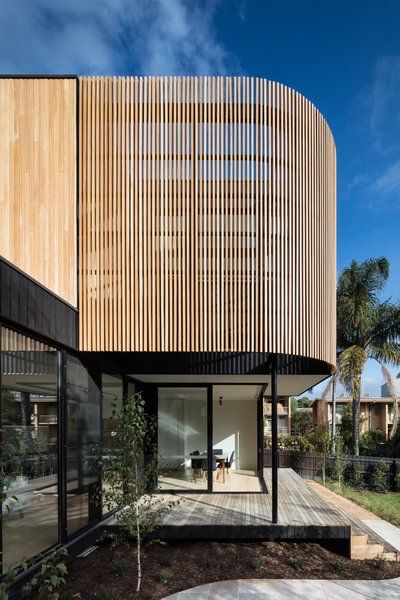 Outdoor, Small Patio, Porch, Deck, Back Yard, Walkways, and Trees The curved battened screen provides privacy for the master suite and gives the extension sculptural appeal. Photo 11 of 18 in A Melbourne Home Gains a Marvelous Modular Addition Koshino House, Timber Screen, Curve Building, Weatherboard House, Timber Screens, Viborg, Melbourne House, Timber Cladding, Design Exterior