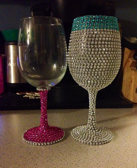 Bling Wine Glasses Personalized Wine Glasses Diy, Rhinestone Wine Glasses, Wine Glasses Diy, Silicone Wine Glasses, Diy Wine Glasses, Wedding Wine Glasses, Glitter Bottle, Decorated Wine Glasses, Glitter Glasses