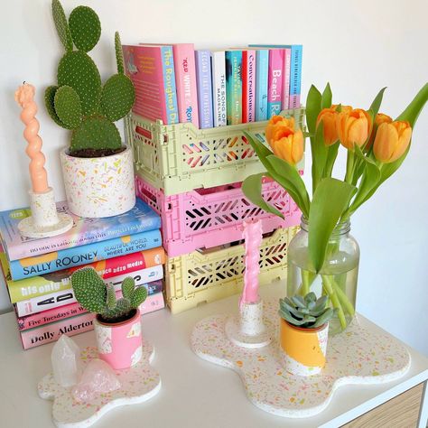 Bright Shelf Decor, Colourful Flat Decor, Eclectic Danish Pastel Bedroom, Quirky Interior Design Bedroom, Pastel Shelf Decor, Home Decor Ideas Colourful, Danish Pastel Office Decor, Bright Fun Home Decor, Colorful Desk Decor