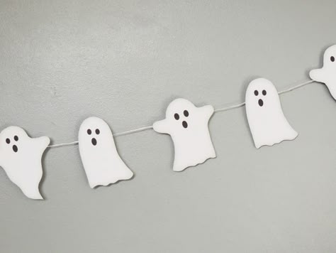 Printable Halloween Decorations, Free Halloween Printables, Diy Ghost, Postres Halloween, Free Printable Halloween, Halloween Bat Decorations, Halloween Bunting, Ghost Diy, Halloween Printables Free