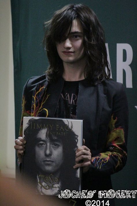 Jimmy Page lookalike! Barnes and Noble, New York Nov 2014 Jimmy Page Hair, Jimmy Page 80s, Poc Coquette, Page Haircut, 80s Life, Robert Plant Led Zeppelin, Euphoria Fashion, La Mans, 70s Hair