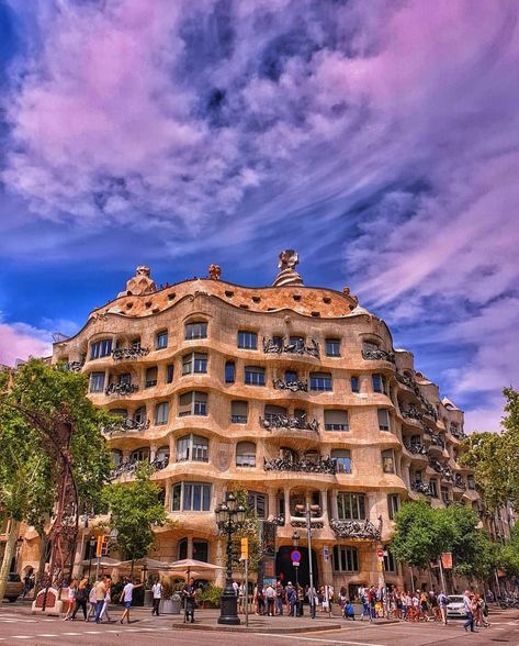 The magnificent Casa Milà, have you ever visited it? 😍  Thanks to @malonpla 📸  Tag @thisisbarcelona in your best shots in Barcelona! 😎… Casa Mila Barcelona, Antoni Gaudí I Cornet, Casa Mila, Architectural Ideas, 2024 Inspiration, Best Shots, Antoni Gaudi, Architecture Fashion, Have You Ever