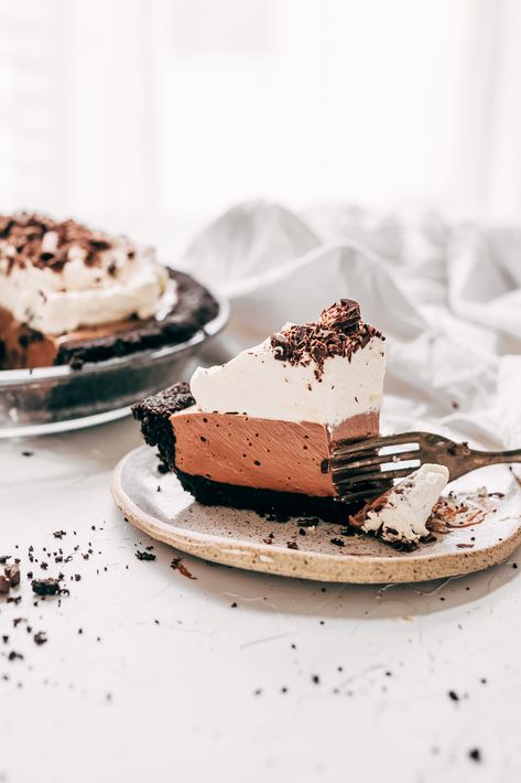 Nabisco Famous Chocolate Wafers, Icebox Pies, Summer Pie Recipes, Pavlova Dessert, Easy Cakes, Summer Pie, Icebox Pie, Bigger Bolder Baking, Chocolate Pie Recipes