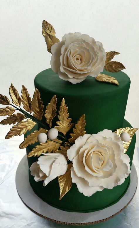 Sweet 16 Food Ideas, Emerald Quince, Emerald Wedding Cake, Wedding Cake Emerald Green, Super Cool Cakes, Gum Paste Roses, White And Gold Cake, Princess Crown Cake, Wildflower Cake