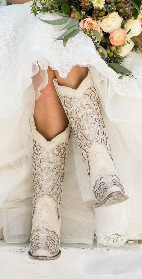 Mode Country, White Cowboy Boots, Wedding Boots, Country Wedding Dresses, Western Wedding, Wedding Wishes, Cowgirl Boots, Country Wedding, Dress With Boots