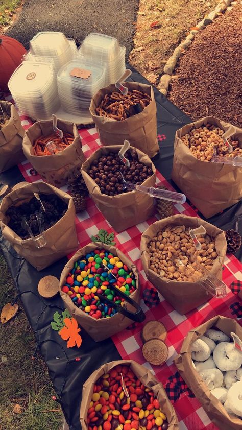 Trail mix bar wedding favors Trail Mix Bar, Lumberjack Birthday Party, Lumberjack Baby Shower, Lumberjack Birthday, Idee Babyshower, Decorações Com Comidas, Camping Birthday Party, Baby Shower Woodland Theme, Camping Birthday