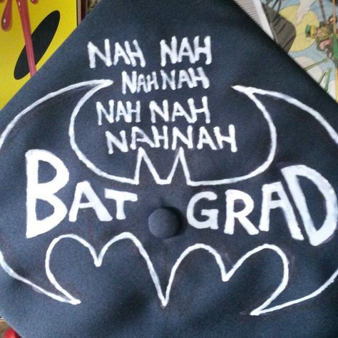 Batman Theme Batman Graduation Cap, Batman Graduation, Funny Grad Caps, Decorated Graduation Caps, Harry Potter Graduation, Graduation Cap Decor, Comic Party, Graduation Cap Decoration Diy, Cap Graduation