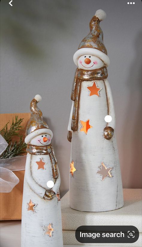 Christmas Pottery Ideas, Snowman Clay, Pottery Snowman, Diy Crafts To Do At Home, Holiday Pottery, Christmas Pottery, Ceramic Snowman, Felt Christmas Tree Decorations, Pottery Christmas