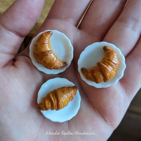 Handmade polymer clay croissants.
Magnet and plate attached to the back with superglue.

Diameter: 22mm approx
.
.
.
#miniaturefoods #polymerclayartist #sculpting #crossaints #miniatures #magnet Polymer Clay Magnet, Clay Magnets, Clay Plates, Diy Air Dry Clay, Clay Diy Projects, Clay Food, Pottery Crafts, Clay Miniatures, Ceramics Ideas Pottery