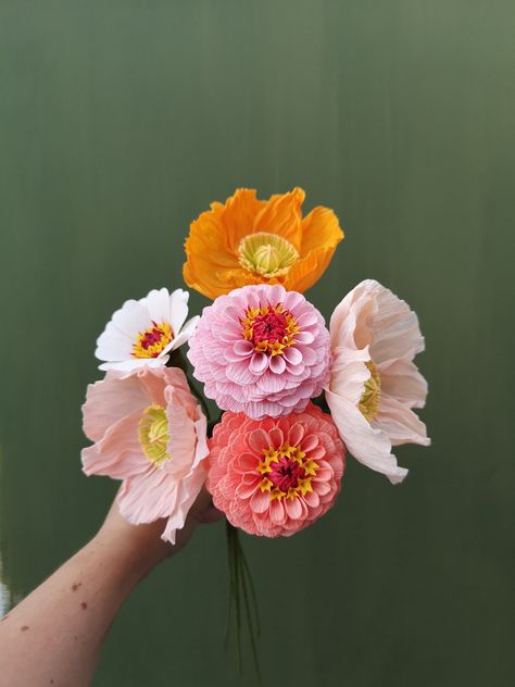 Orange Paper Flowers, Giant Orange Peel Flower Quilt, Diy Felt Dahlia Flower, Pale Orange Flowers, Felt Dahlia, Paper Poppies, Crepe Flowers, Diy Paper Wall Hanging, Arte Aesthetic