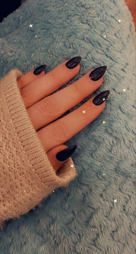 Short Black Nails Almond Shape, Small Claw Nails, Acrylic Nails For Small Hands, Nail Designs For Small Hands, Sharp Pointed Nails, Black Acrylic Nails Short Pointy, Nails Claws Short, Short Sharp Black Nails, Stalitoes Nails Short