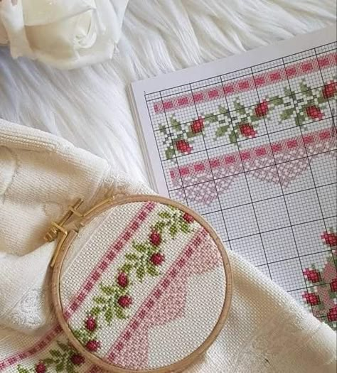 Cross Stitch Border Pattern, Pola Kristik, Stitch Work, Cross Stitch Patterns Flowers, Cross Stitch Borders, Floral Cross Stitch, Cross Stitch Rose, Crochet Cross, Stitch Flowers