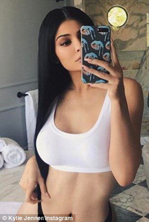 Besides posing in her underwear on Instagram, she's starred in several provocative magazine shoots Stylizacje Kylie Jenner, Kylie Jenner Icons, Looks Kylie Jenner, Robert Kardashian, Kylie J, Jenner Family, The Simple Life, Kylie Kristen Jenner, King Kylie