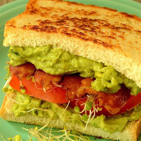 Midnight Snack Avocado Sandwich Avocado Sandwich Recipes, Avocado Breakfast Sandwich, Homemade Whole Wheat Bread, Recipes Sandwiches, Avocado Health Benefits, Yummy Dishes, Bacon Sandwich, Avocado Sandwich, Midnight Snack