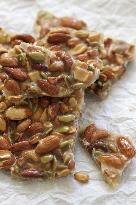 Mixed Nut Brittle Recipe, Autumn Brittle, Mom Desserts, Nut Brittle, Seasoned Nuts, Market Snacks, Autumn Desserts, Yummy Candy, Candied Fruits