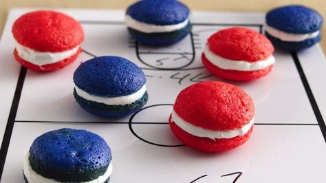 Show your team spirit with delicious Cupcake Popper sandwiches in your team’s colors! Fluffy Frosting, Poppers Recipe, Fancy Cupcakes, Yankee Doodle, Blue Cupcakes, Super Bowl Football, Marshmallow Creme, Tailgate Food, Easy Cupcakes