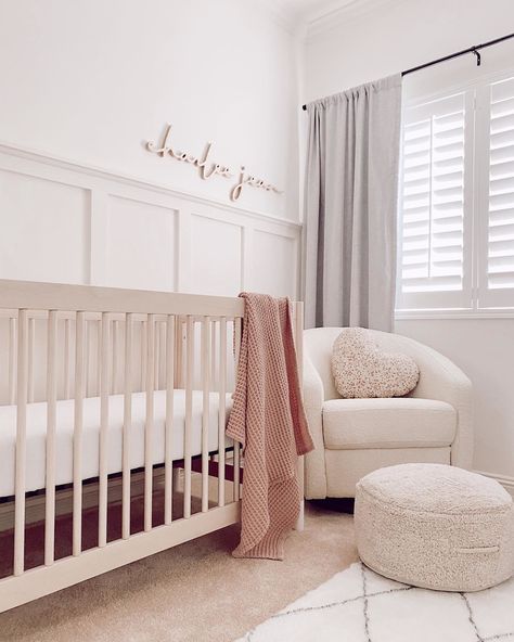 ✨ neutrals with a touch a pink 💞• #babyletto Gelato crib and Madison glider in boucle • nursery designed by @charleeandmee Small Baby Room, Nursery Accent Wall, Baby Nursery Inspiration, Nursery Trends, Nursery Dresser, Minimalist Nursery, Nursery Room Design, Girl Nursery Room, Baby Room Inspiration